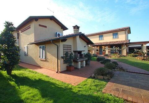 Casa Daniela: Woongebied, Huis, Dak, Struik, Huis, Tuin, Landgoed, Hacienda, Landscaping, Werf