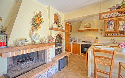 Casa Maria Luisa: Eigendom, Kamer, Gebouw, Meubilair, Onroerend Goed, Interieur Ontwerp, Huis, Keuken, Verdieping, Tafel