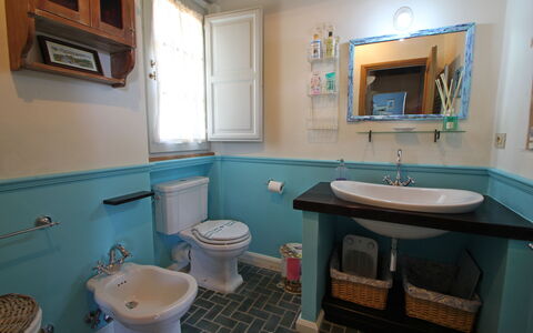 Casa Roberto: Wastafel In De Badkamer, Loodgieterswerkinrichting, Badkamer, Wastafel, Interieur Ontwerp, Kraan, Flooring, Loodgieter, Verdieping, Verlichting