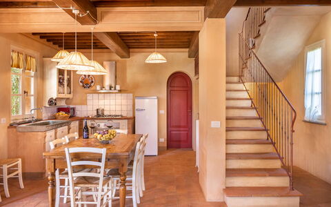 Le Vigne 6: Meubilair, Tafel, Trap, Hout, Gebouw, Venster, Deur, Interieur Ontwerp, Stoel, Verdieping