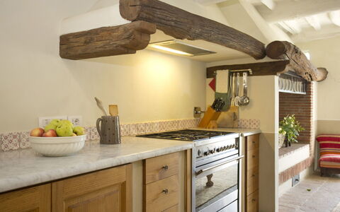 Angeloni: Countertop, Eigendom, Kamer, Keuken, Meubilair, Cabinetry, Interieur Ontwerp, Gebouw, Huis, Plafond