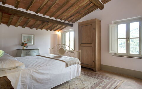 Angeloni: Slaapkamer, Kamer, Eigendom, Meubilair, Bed, Plafond, Bed Frame, Laken, Verdieping, Interieur Ontwerp