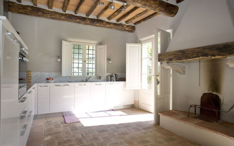 Angeloni: Eigendom, Gebouw, Kamer, Plafond, Verdieping, Interieur Ontwerp, Huis, Zolder, Architectuur, Meubilair