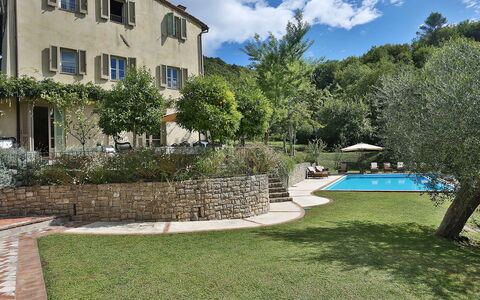 Angeloni: Eigendom, Woongebied, Onroerend Goed, Huis, Huis, Gebouw, Landgoed, Gras, Backyard, Werf