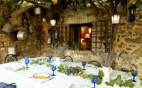 Villa Lorian: Restaurant, Gebouw, Kamer, Boom, Tafel, Huis, Fabriek, Interieur Ontwerp