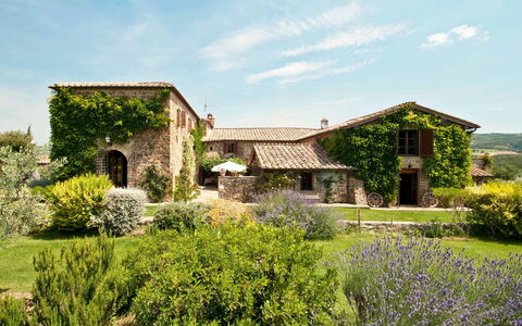 Villa Lorian: Eigendom, Tuin, Huis, Vegetation, Landgoed, Gebouw, Architectuur, Plantkunde, Huis, Gras