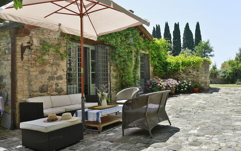 Villa Lorian: Eigendom, Meubilair, Patio, Paraplu, Gebouw, Backyard, Werf, Kamer, Huis, Binnenplaats