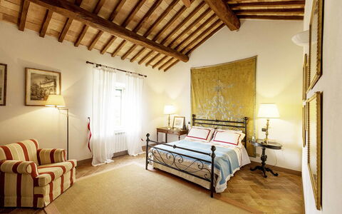 Villa Lorian: Slaapkamer, Kamer, Meubilair, Eigendom, Bed, Interieur Ontwerp, Gebouw, Laken, Plafond, Bed Frame