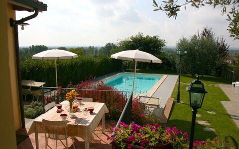 Casina Paradiso: Tafel, Fabriek, Wolk, Meubilair, Lucht, Bloem, Paraplu, Stoel, Schaduw, Buitenmeubels