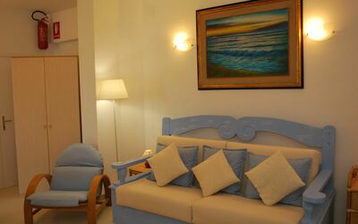 Murex: Kamer, Meubilair, Eigendom, Woonkamer, Interieur Ontwerp, Muur, Bankstel, Comfort, Tafel, Suite