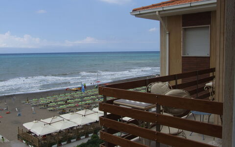 Appartamento - Le Finestre: Hout, Strand, Kust, Zee, Kust En Oceanic Landvormen, Oceaan, Kust, Buitenmeubels, Schaduw, Vakantie