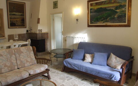 Villa Pineta: Kamer, Meubilair, Woonkamer, Eigendom, Verdieping, Interieur Ontwerp, Gebouw, Muur, Bankstel, Huis