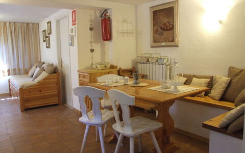 Villa Pineta: Kamer, Meubilair, Eigendom, Interieur Ontwerp, Gebouw, Tafel, Eetkamer, Verdieping, Huis, Woonkamer