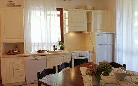 Villa La Quercia: Meubilair, Interieur Ontwerp, Hout, Flooring, Verlichting, Kamer, Keuken, Cabinetry, Toestel Van De Keuken, Keuken En Eettafel
