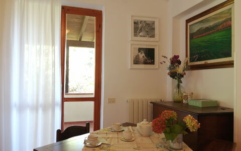 Villa La Quercia: Meubilair, Interieur Ontwerp, Hout, Flooring, Verdieping, Tafel, Kamer, Eetkamer, Verlichting, Fotolijst