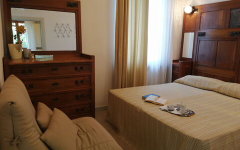 Villa La Quercia: Meubilair, Hout, Slaapkamer, Interieur Ontwerp, Bed, Verdieping, Flooring, Laken, Kamer, Bedding