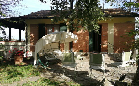 Villa La Quercia: Meubilair, Stoel, Buitenmeubels, Tafel, Schaduw, Backyard, Buitentafel, Tuin, Verblijf, Paraplu