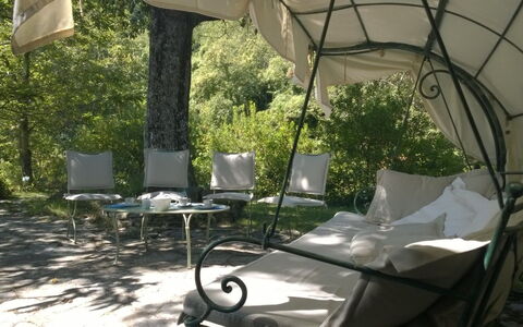 Villa La Quercia: Eigendom, Ijzer, Meubilair, Werf, Schaduw, Patio, Boom, Tafel, Backyard, Huis