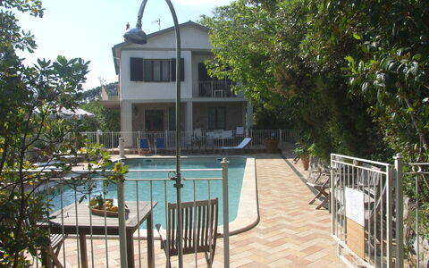 Villa Il Castagno: Fabriek, Eigendom, Gebouw, Lucht, Water, Boom, Venster, Hek, Schaduw, Huis