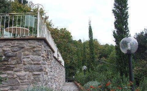 Villa Il Castagno: Vegetation, Boom, Muur, Struik, Tuin, Plantkunde, Fabriek, Architectuur, Huis, Gras