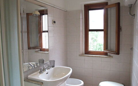 Villa Agrifogli: Badkamer, Eigendom, Kamer, Badkamerkast, Badkamer Accessoire, Loodgieterswerkinrichting, Muur, Gebouw, Interieur Ontwerp, Architectuur