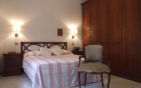 Villa Agrifogli: Slaapkamer, Bed, Kamer, Meubilair, Laken, Eigendom, Bed Frame, Bedding, Verdieping, Muur