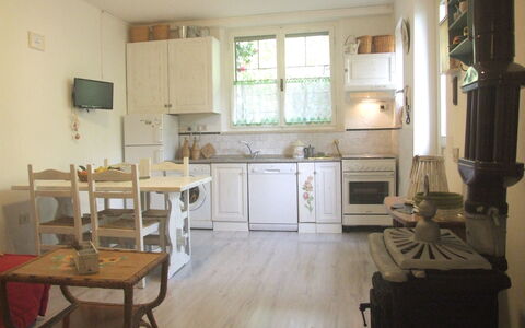 Villa Agrifogli: Cabinetry, Meubilair, Eigendom, Countertop, Venster, Hout, Keuken, Interieur Ontwerp, Wastafel, Tafel