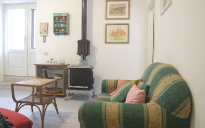 Peonia: Meubilair, Fotolijst, Tafel, Eigendom, Bankstel, Gebouw, Comfort, Hout, Interieur Ontwerp, Woonkamer