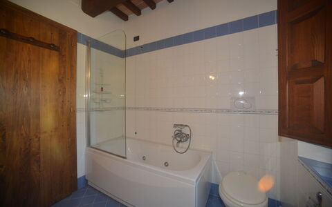 Casale Biancospino: Badkamer, Kamer, Eigendom, Architectuur, Huis, Interieur Ontwerp, Gebouw, Loodgieterswerkinrichting, Bad, Tegel