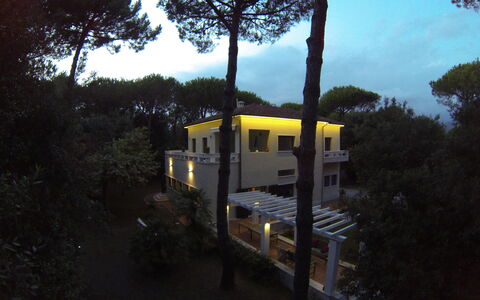 Marina Dei Ronchi Prestige: Boom, Lucht, Huis, Architectuur, Landschap, Voertuig, Huis