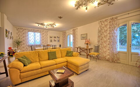 Villa Gaville: Woonkamer, Kamer, Eigendom, Meubilair, Interieur Ontwerp, Gebouw, Geel, Onroerend Goed, Huis, Plafond