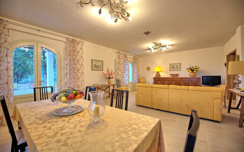 Villa Gaville: Kamer, Eigendom, Interieur Ontwerp, Gebouw, Meubilair, Plafond, Geel, Eetkamer, Huis, Huis