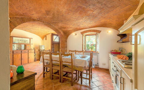 Villa La Fragola: Eigendom, Kamer, Gebouw, Interieur Ontwerp, Plafond, Meubilair, Huis, Onroerend Goed, Verdieping, Architectuur